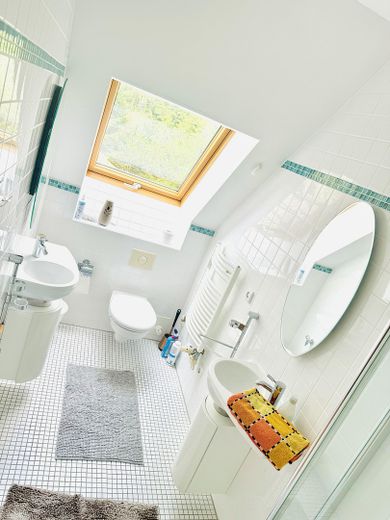 Wunderschönes Haus mit Pool und Sauna (teilmöbeliert) – Kinderbadezimmer