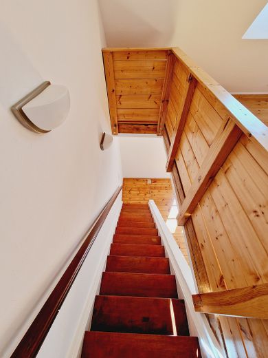 Fundstück: Schönes, sehr individuelles Reihenmittelhaus für Pärchen – Treppe zum OG