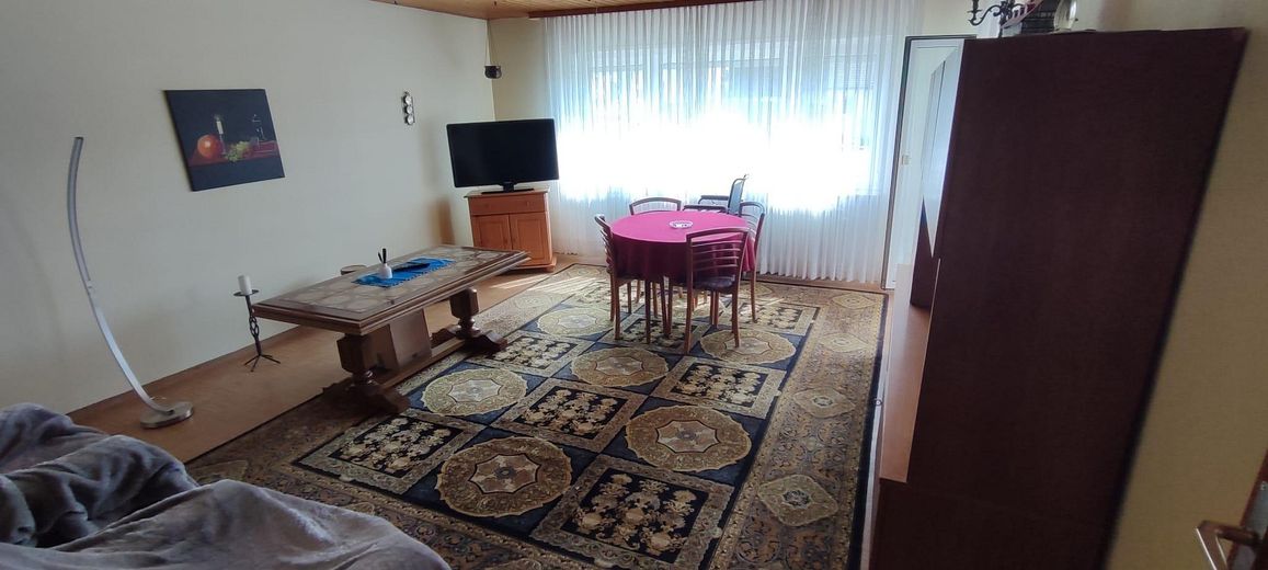 Einfamilienhaus mit Einliegerwohnung, Wintergarten, Garage und Gartenparadies auf 708 m2 – Wohnzimmer EG