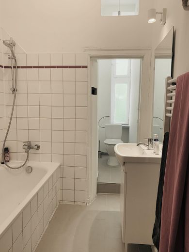 Gründerzeitwohnung in ruhiger KuDamm Seitenstraße – Bad