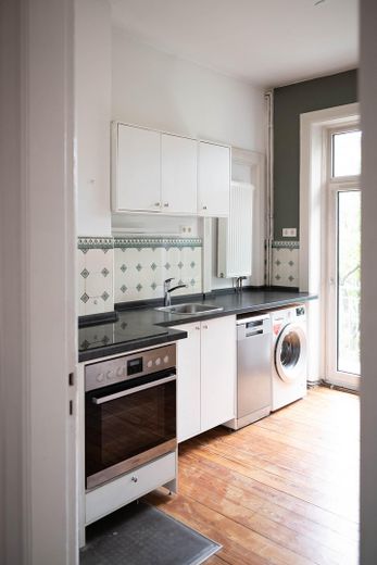 Deux charmants appartements anciens de 2 pièces avec balcon à HH-Altona – Einbauküche