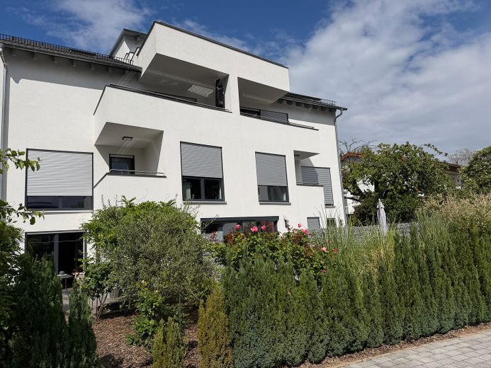 Attico di 4 locali di prima qualità con terrazza sul tetto e garage + posto auto – senza commissioni – Aussenansicht Gartenseite