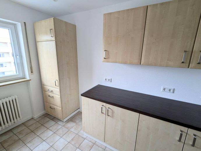 Einladung in dein/euer neues Zuhause (2 Zi, 6. Stock, Aufzug, Balkon, Stellplatz, EBK) – Küche2