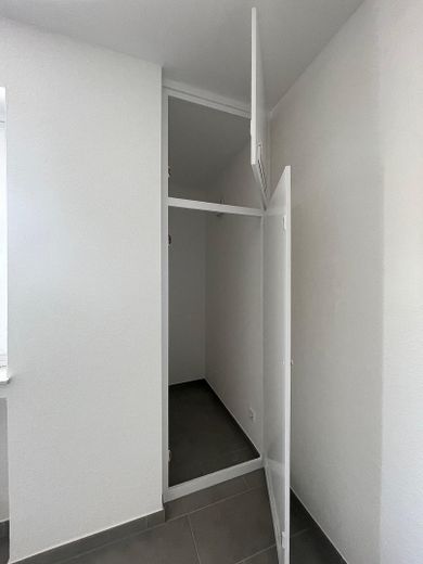 Im Herzen von Büderich - in 2024 kernsanierte wunderschöne 2-Zimmerwohnung mit Balkon – Abstellkammer Küche Archivbild