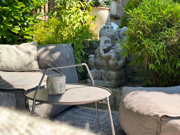 Architektur trifft Privatsphäre – besonderes Einfamilienhaus mit Pool, Sauna und Garten im Grünen – Loungecke am Pool
