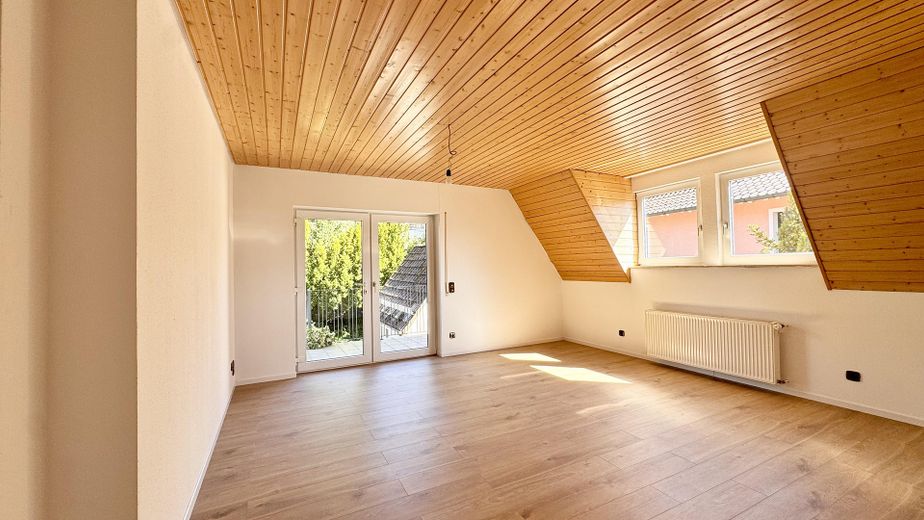 SENZA PROVVIGIONE: casa bifamiliare ristrutturata in posizione a misura di famiglia a Coburg-Scheuerfeld. – Großzügige helle Wohnzimmer DG