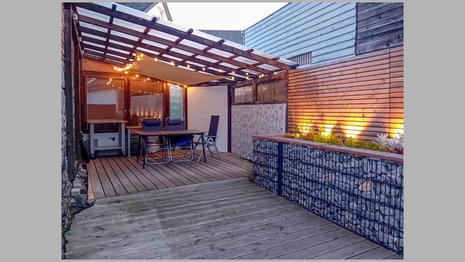 Modernisiertes Einfamilienhaus mit durchdachter Raumgestaltung – Terrasse am Abend
