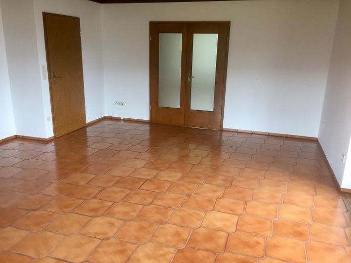 Günstige 4,5-Zimmer-Wohnung mit Balkon, Garten und Wärmepumpe in Obereichstätt zu vermieten – Wohnzimmer