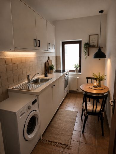 ** 645 € з комунальними витратами ** 3 хвилини пішки до центру міста та Старого міста: гарна, світла 1-кімнатна квартира у дворі – Einrichtungsbsp. KI-generiert