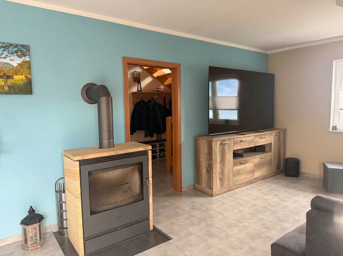 Einfamilienhaus mit großem Grundstück, Wintergarten, Hot Tub und fünf Garagen in Zwenkau – Wohnzimmer mit Echtholzkamin