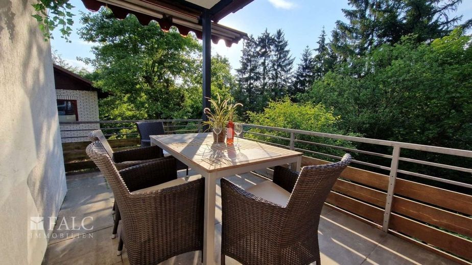 Provisionsfrei! Viel größer als gedacht! EFH mit Kamin, Balkon, Terrasse + Carport! – .... überdachten Balkon