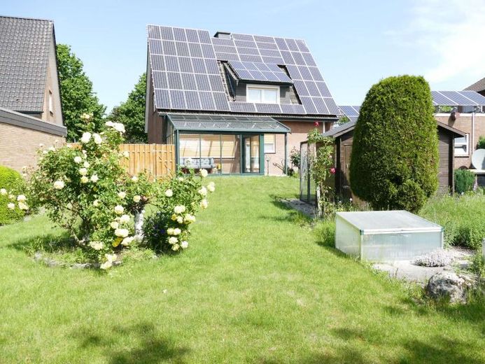 Einfamilienhaus mit Einliegerwohnung, PV-Anlage 14,05 kWp, Terrassenüberdachung und großen Garten – Foto 1