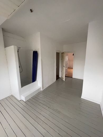 ALTBAU-CHARME! Einfach & günstig wohnen über den Dächern von Offenbach! – Küche / Dusche leer