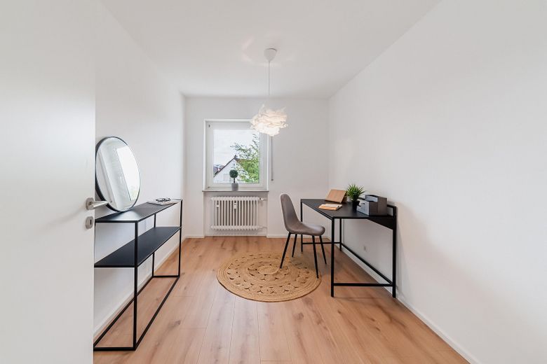 Hochwertig modernisierte 4-Zimmer-Wohnung mit Loggia & Garage in ruhiger Lage von Ehningen – Arbeitszimmer