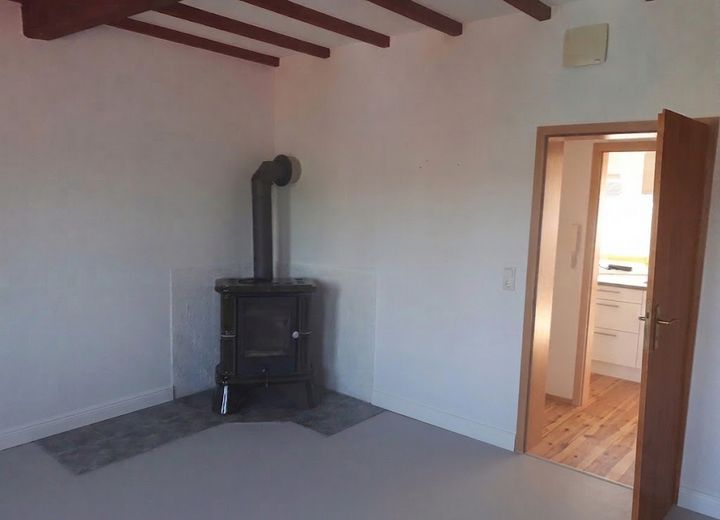 شقة من غرفتين، مدفأة، مطبخ مجهز / 790 EUR شامل التدفئة – Wohnzimmer