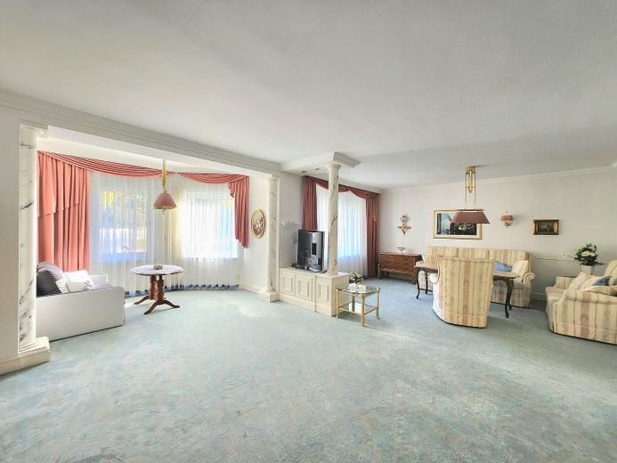 Großzügiges Anwesen mit Wasserblick in bester Lage im Ostseebad Koserow auf der Insel Usedom – Wohnzimmer Wohnung I