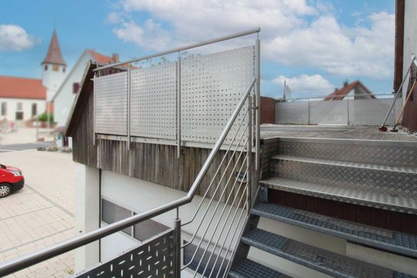 Piso vacío de 3 habitaciones con terraza en la azotea, garaje doble y plaza de aparcamiento exterior en Jettingen