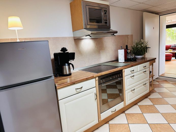 NEU! Ikonische, lichtdurchflutete Landhaus Villa mit Einliegerwohnung & mögl. Grundstkserweiterung – Alno Küche Ferienwohnung