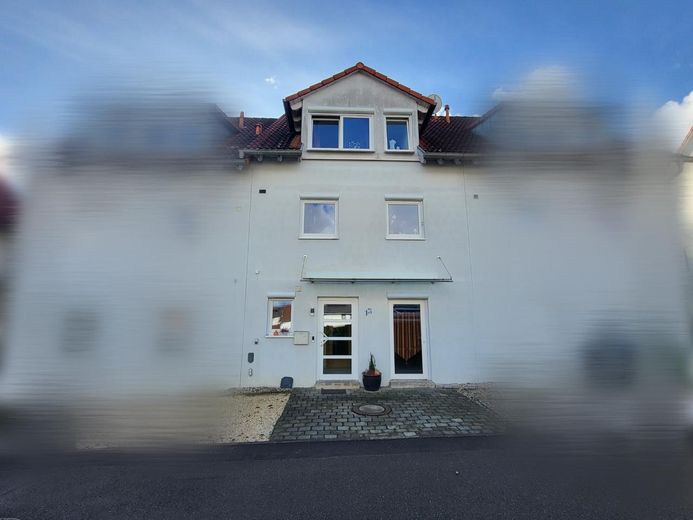 Gebäudefront mit Haustür