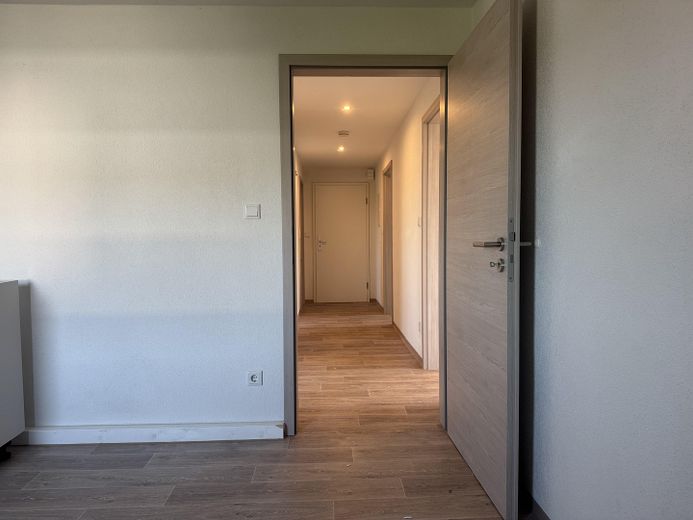 3-Zimmer-Wohnung mit neuer Einbauküche, Südbalkon & Stellplatz – Flur aus Sicht des Kinder-/Arb