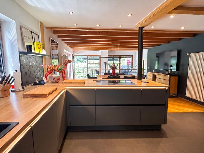 Architektur trifft Privatsphäre – besonderes Einfamilienhaus mit Pool, Sauna und Garten im Grünen – Küche