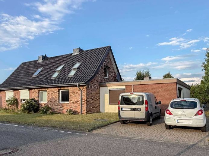 Großzügige Doppelhaushälfte mit Einzugspotenzial und Ausbaureserve – Foto 1