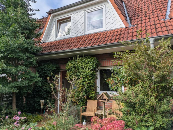 Hausfront mit Sitzplatz  Osten