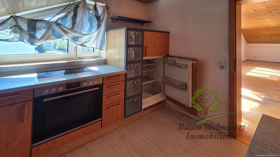 Provisionsfrei! Gepflegte Dachgeschosswohnung mit Balkon und ausgebauter Nutzfläche – Küche