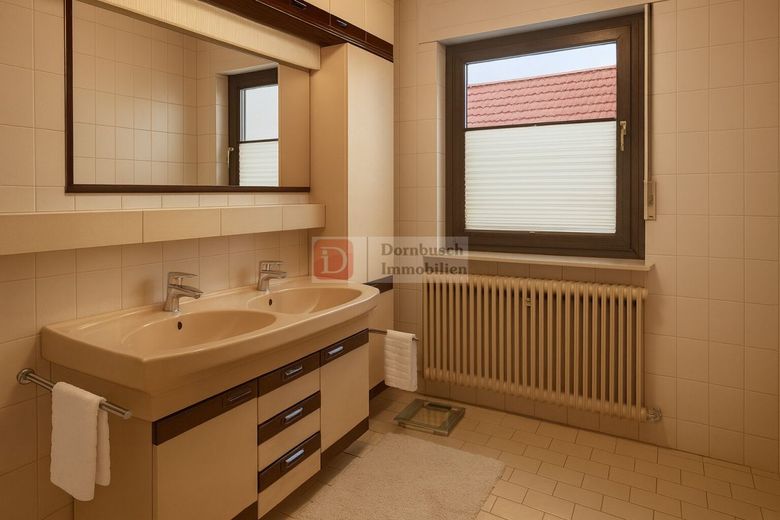 Top!! Mehrgenerationenhaus zur individuellen Nutzung mit Photovoltaikanlage – Badezimmer - Staging