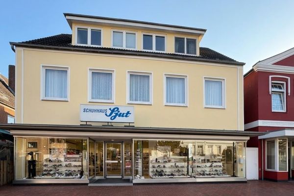 Historischer Charme trifft attraktive Mieteinnahmen – Stilvolles Wohn- und Geschäftshaus im Herzen von Marne