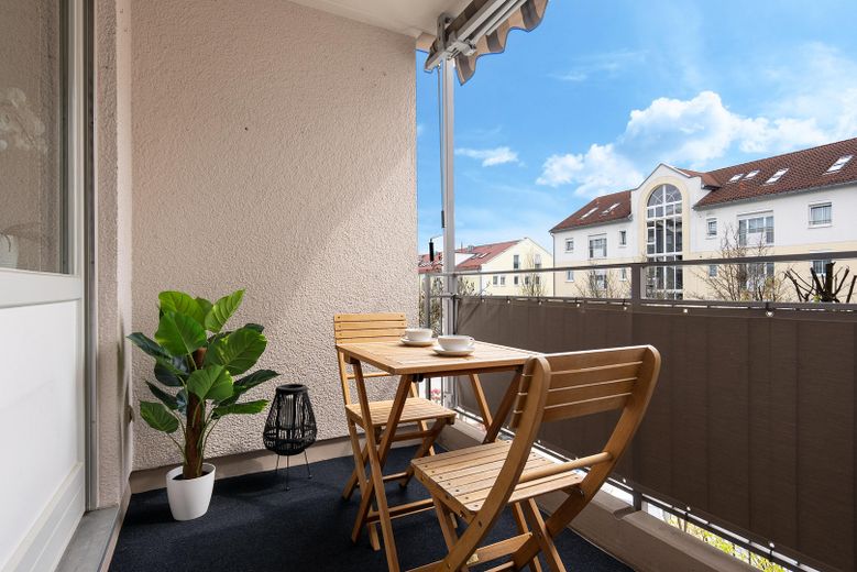 Apartamento de 3 habitaciones recién renovado con garaje subterráneo * libre para ocupar y sin comisión * – Loggia