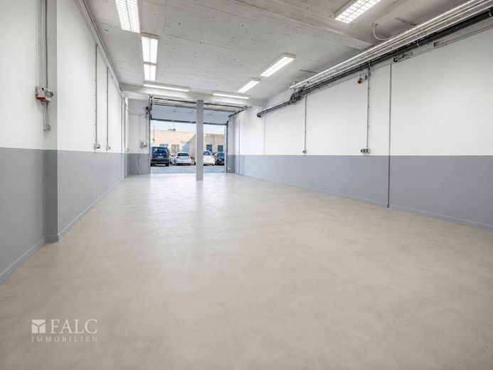 Multifunktionale Gewerbehalle mit Rolltorzufahrt und Lagerfläche - Ab sofort Verfügbar! – Gewerbefläche