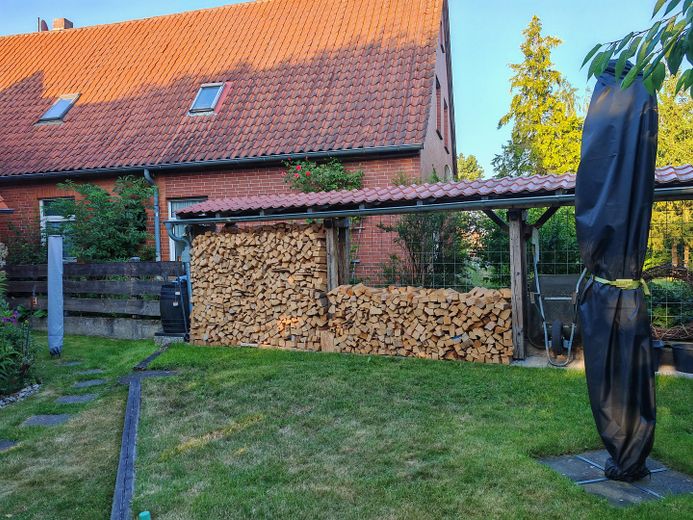 Traumhafte Dachgeschosswohnung – Holz für Kamin