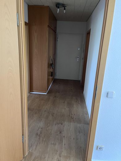 Frisch renovierte 75 m²-Wohnung mit Balkon, Aufzug & EBK in Hannover-Bothfeld-Vahrenheide – Flur