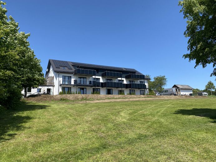 58 m² - Effizienzhaus - Erstbezug - Balkon - Aufzug - Sauna - Luftkurort - Rothaargebirge – Hausansicht von unten