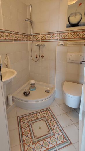 Hermoso y luminoso dúplex de 3 habitaciones sobre los tejados de Moers – Gäste-WC mit Dusche