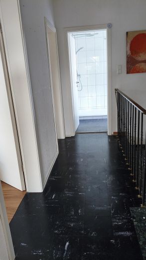 Doppelhaushälfte Einfamilienhaus, ländl. ruhige Lage doch zentral, gesamte Infrastruktur fußläufig – Diele 1.E, 3 Schlafzimmer, Bad