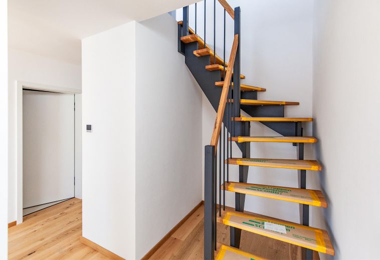 PROVISIONSFREI - Traumhafte Galerie-Wohnung im Erstbezug am Dorfplatz von Augsburg-Inningen – Treppe Galerie