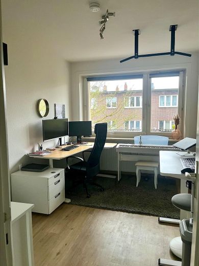 Helles Arbeitszimmer