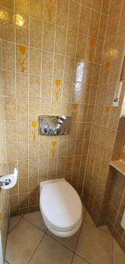 Modernisierte helle 5,5 Zimmer 145 m² EG Whg. / Garten / EBK / ca. 37 m² Süd Terrasse & Markise – Gäste WC