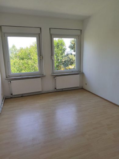 Charmante 3-Zimmer-Dachgeschosswohnung mit Garten – nur 2 Minuten zum Banter See – Raum 1 