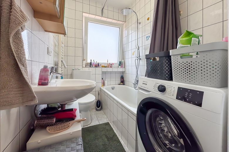 3 Zimmer - ideale Aufteilung - frisch renoviert - Witten Annen – Bad mit Fenster u. Wanne