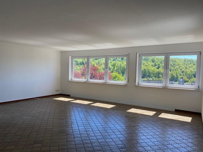 Family Happiness with Panoramic Views: Spacious Living in Leonberg’s Prime Location – Wohnzimmer