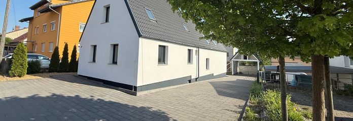 Modernisiertes Einfamilienhaus mit separatem Wohnbereich und großem Garten in Lonnerstadt – Vorderansicht 1