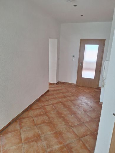 Bright 3-room apartment with large daylight bathroom and dressing room in Zwickau-Crossen – Flur