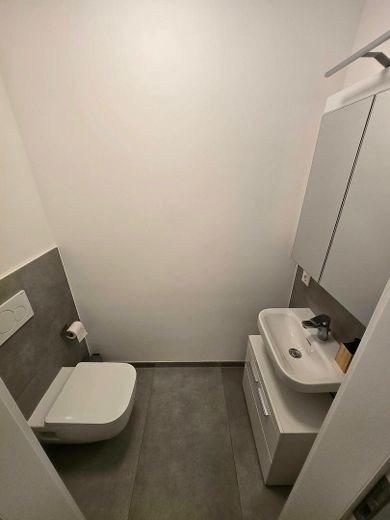 Stillvolle 4-Zimmer EG Neubauwohnung KFW 40 (Wärmep.+PV) mit Terrasse, Garten, Parkplatz – Gäste WC