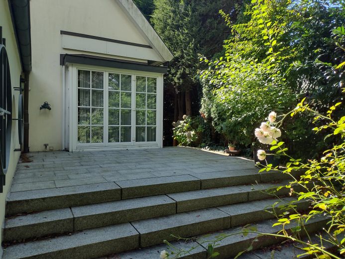 Herrschaftliche Villa am Ende einer elbnahen Sackgasse in Othmarschen – Speiseterrasse