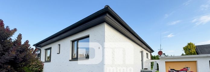 Titel Frontansicht Einfahrt / Garage