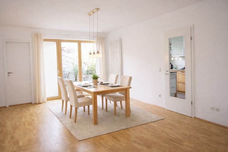 barrierefreie Wohnung mit eigenem Garten von privat, Preis VB – Essbereich mögl. Möblierung