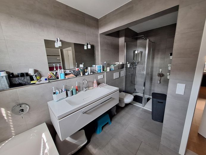 Bad mit Schrank und Spiegel